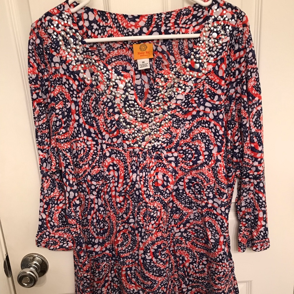 Adorable 3/4 length sleeve tunic top.